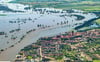 Nach Jahren des Niedrigwassers steigen derzeit die Pegel der Elbe und ihrer Nebenflüsse wieder an. So sah es 2013 bei der verheerenden Elbeflut bei Tangermünde aus.