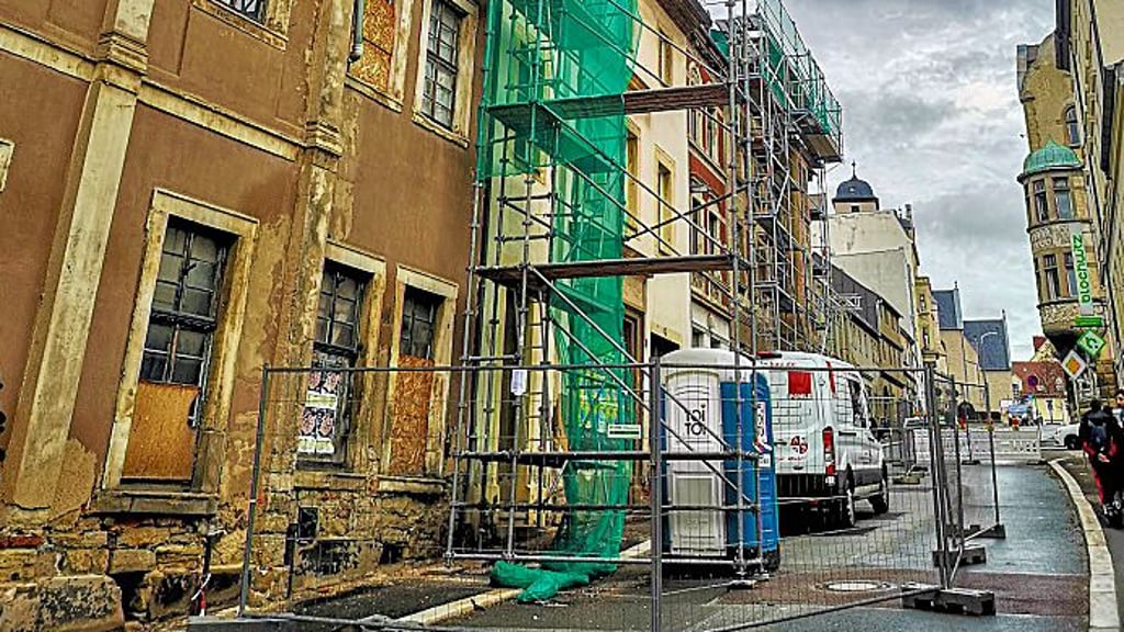 Das Baugerüst vor dem Haus Rahnestraße 10 macht ein Durchfahren der Straße unmöglich.
