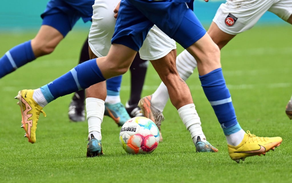 Fußballspieler kämpfen um den Ball.