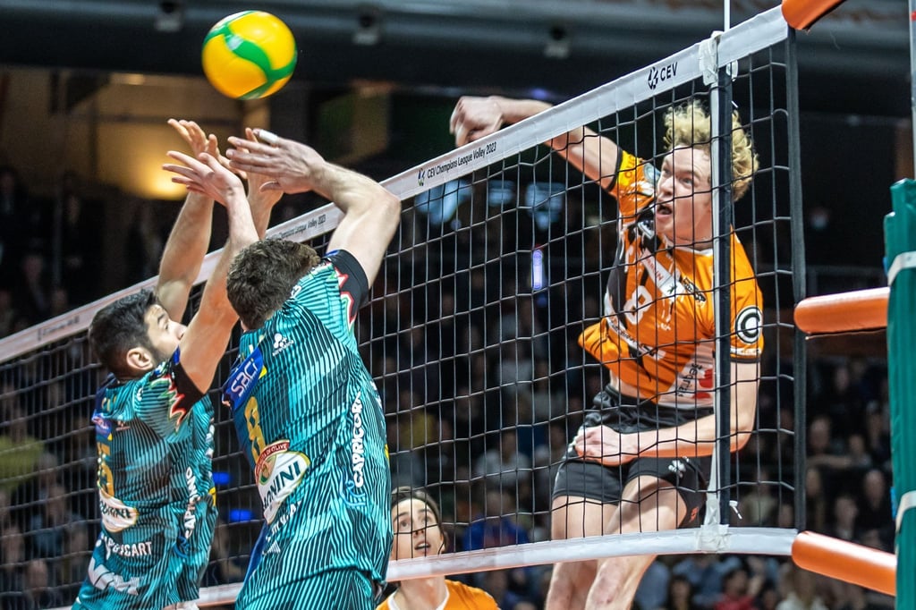 Berlins Anton Brehme (r-l) spielt den Ball gegen den Block aus Kamil Rychlicki und Flavio Gualberto von VC Perugia.