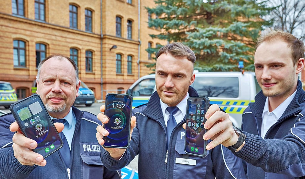 Über die neuen Dienst-Smartphones, mit denen sie jetzt arbeiten können, freuen sich (von links) Polizei-Pressesprecher Marco Kopitz, Polizeioberkommissar Danny Krebs und Polizeikommissar Felix Uhlig.