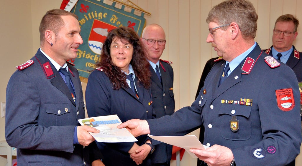 Wehrleiter André Köppe dankt Frank Lobitz, Katrin Köppe und Mario Meseberg (von rechts) für ihre vorbildliche Mitarbeit in der Fischbecker Feuerwehr.