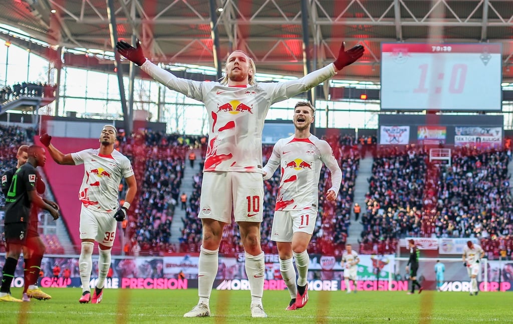 RB Leipzigs Emil Forsberg, Benjamin Henrichs (l.) und Timo Werner (r.) jubeln einem Tor.