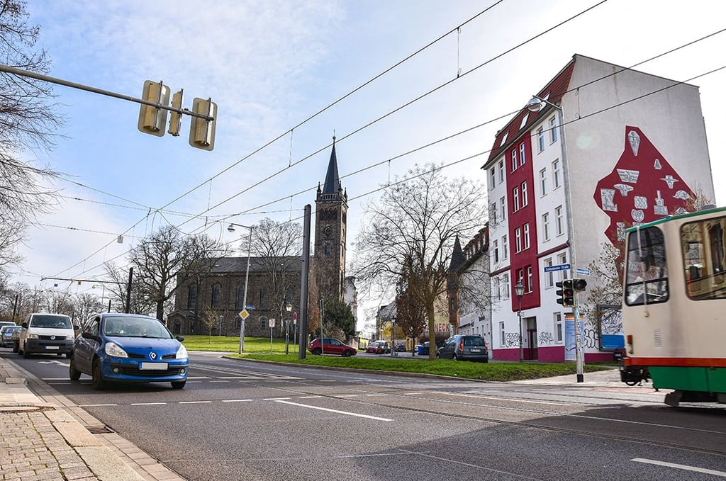 Die Schönebecker Straße zwischen Bleckenburgstraße und Haltestelle Thiemstraße in Magdeburg soll umgestaltet werden. Zuletzt war als möglicher Baustart das Jahr 2028 genannt worden.