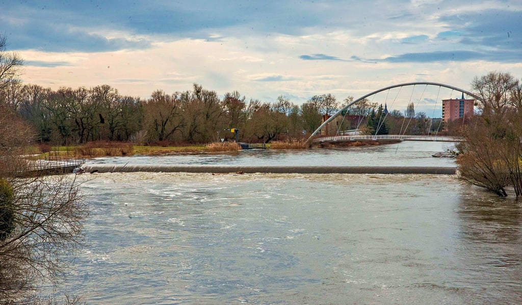 Frühjahrshochwasser macht die Mulde zum reißenden Strom: Vom Wehr vor der Friedensbrücke Dessau ist nur noch ein kleiner Absatz zu sehen.