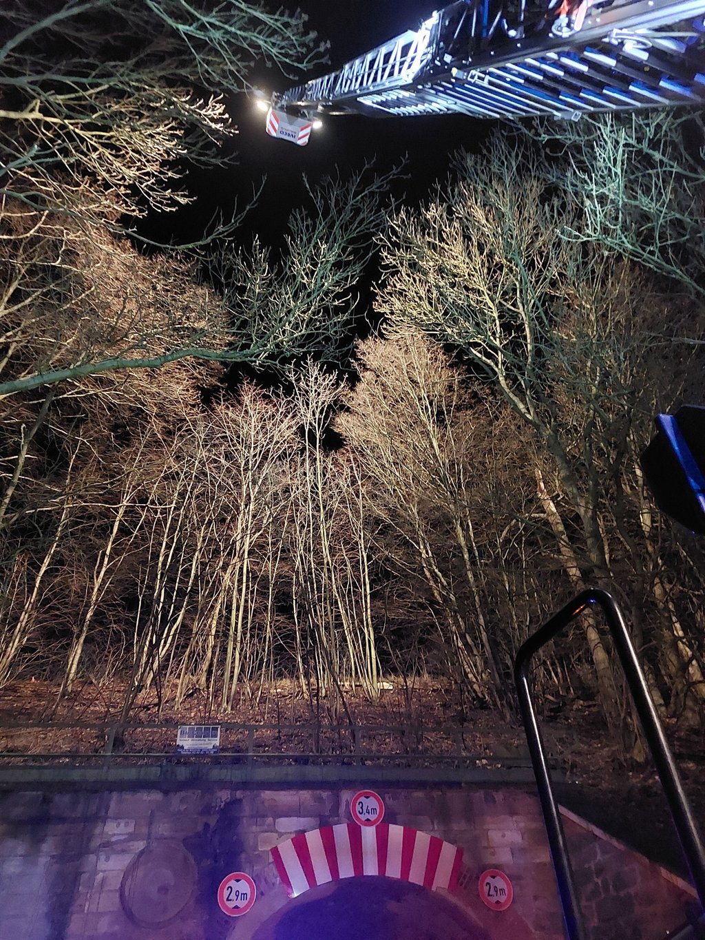 Auf der Eisenbahnbrücke im Teucherner Ortsteils Runthal ereignete sich der Zusammenstoß. Einsatzkräfte leuchteten das Gelände von einer Drehleiter aus aus.
