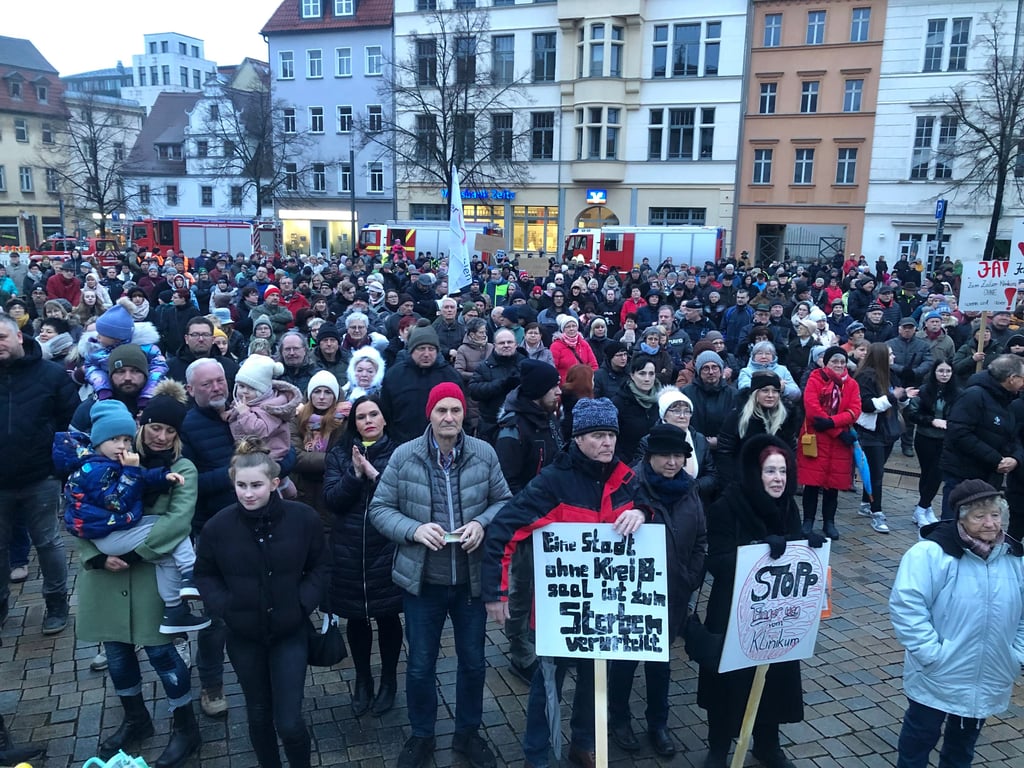 Hunderte Menschen protestierten am 8. März in Zeitz gegen die geplanten Abteilungsschließungen im Zeitzer SRH-Klinikum.