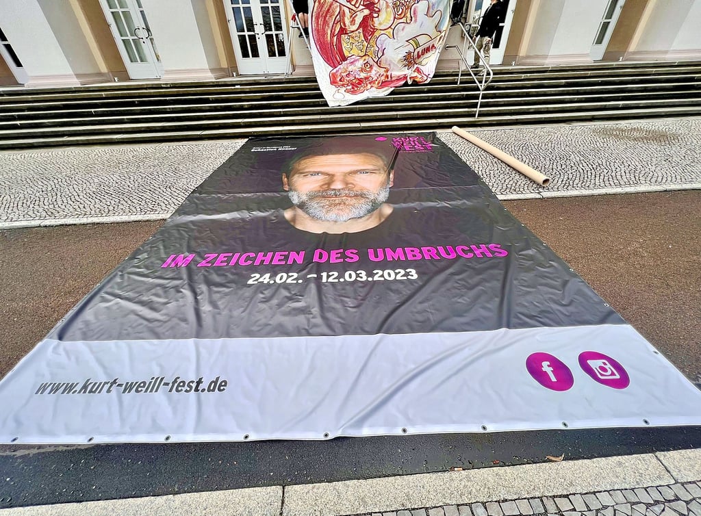 Nach 17 Tagen und rund 50 Veranstaltungen ist das 31. Kurt-Weill-Fest nun Geschichte. Das große Plakat mit dem Bild von Artist-in-Residence Sebastian Knauer am Anhaltischen Theater in Dessau wurde am Montag abgebaut.