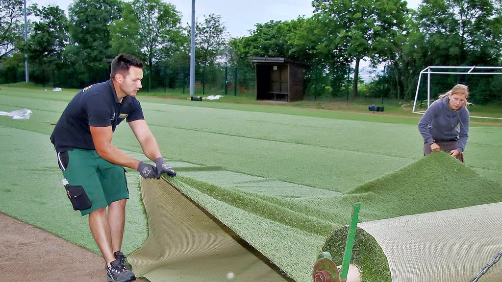 Der Hybridrasenplatz – hier während des Aufbaus – gehört zu den Sportstätten in der Einheitsgemeinde Allstedt, für deren Nutzung jetzt eine einheitliche Satzung erstellt werden soll.