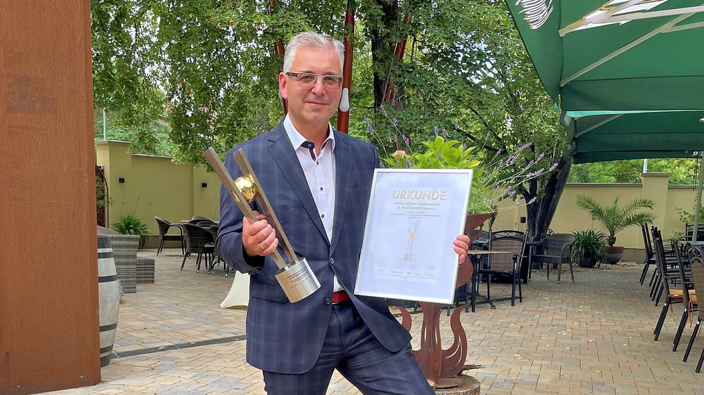 Uwe Weigelt, Chef des Weißenfelser Restaurants und Hotels „Jägerhof“, konnte 2022 den Preis „Unternehmen des Jahres im Burgenlandkreis“ entgegennehmen. Nun wird ein neuer Preisträger gesucht.