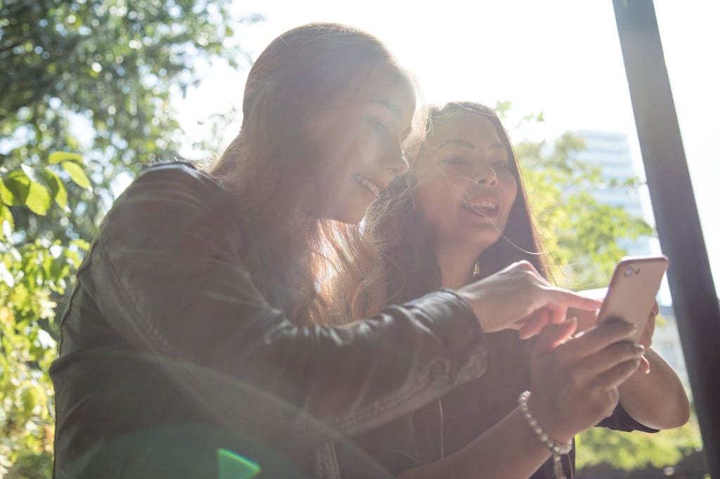 Eltern können nicht jeden Schritt, den Kinder und Jugendliche im Internet machen, kontrollieren. Damit die Nutzung nicht ausufert, braucht es aber Regeln - zum Beispiel für die Bildschirmzeit.