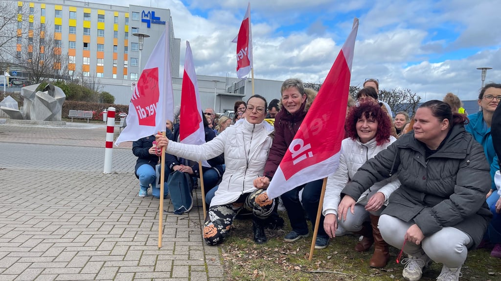 "Aktive Mittagspause" vor dem Klinikum Magdeburg: Nach einem Verdi-Aufruf beteiligten sich am Dienstag, 14. März, rund 150 Beschäftigte und machten ihrem Unmut Luft