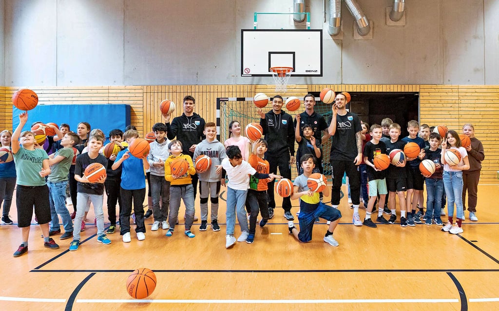 Profis der Weißenfelser Basketballer Syntainics besuchten am Montag die Grundschule in der Elstervorstadt und trainierten mit ihnen.