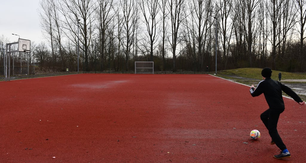 Es darf wieder gekickt werden auf dem Bolzplatz an der Hans-Grade-Straße in Magdeburg.