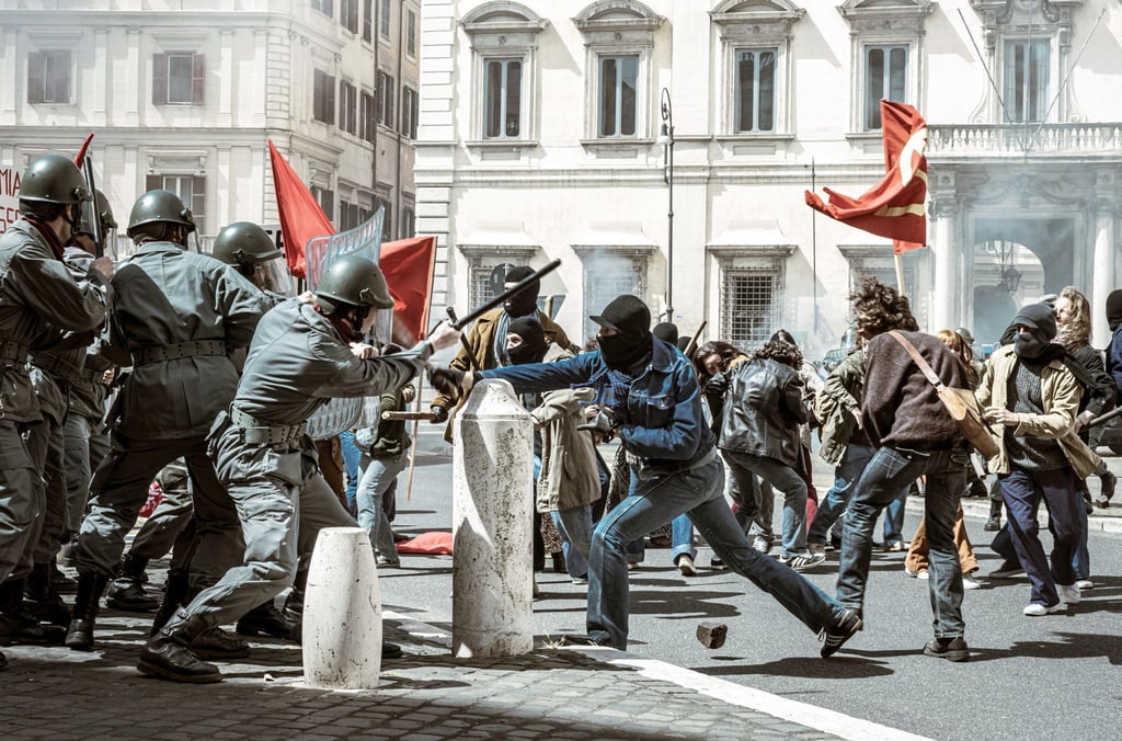 Italien 1978: Die politischen Spannungen führen immer wieder zu gewaltsamen Ausschreitungen zwischen den Kommunisten und der Polizei.