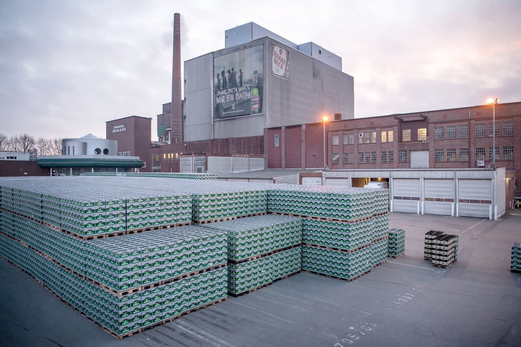 Kisten mit Beck's und Haake-Beck Bier stehen vor der Brauerei Beck & Co.