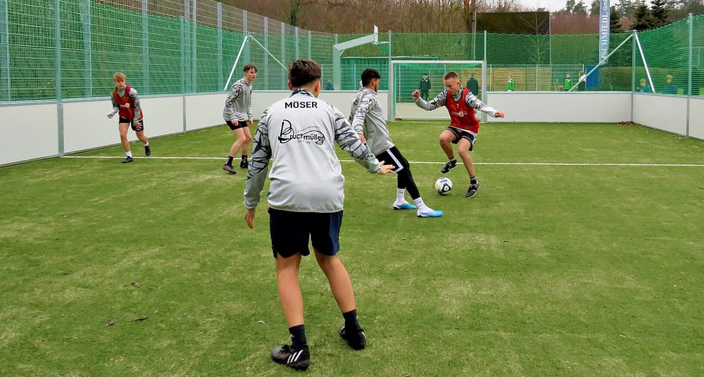 Ein erstes Spiel auf dem neu eröffneten Bolzplatz am Waldstadion mit Kunstrasen, umlaufender Bande und Ballfangnetzen.
