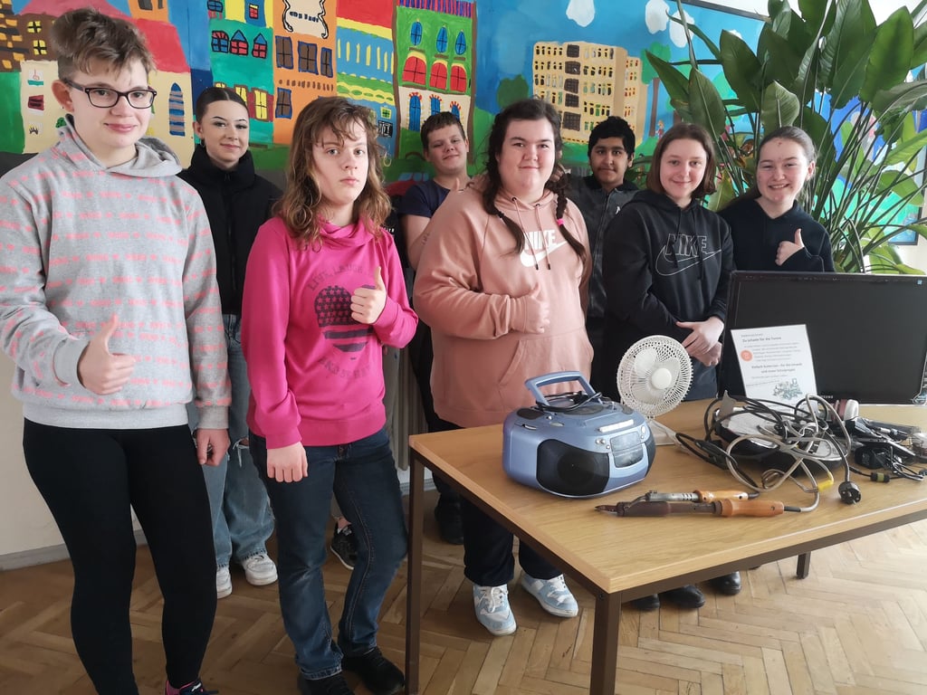 Schüler der Comeniusschule nehmen am "E-Waste-Race" in Magdeburg teil.