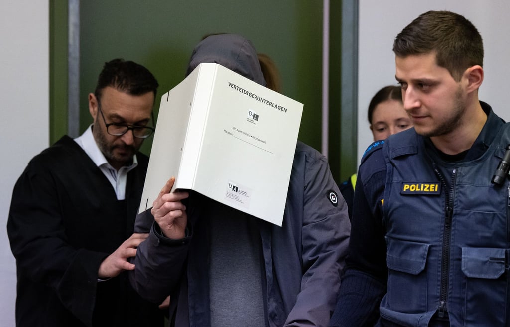 Der wegen schweren sexuellen Missbrauchs angeklagte Mann wird im Landgericht München in den Verhandlungssaal geführt.