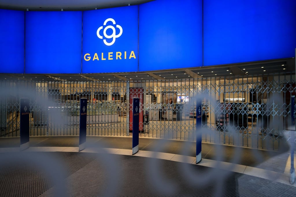 Der geschlossene Eingang der Galeria Kaufhof in der Innenstadt von Leipzig. Die Filiale am Neumarkt schließt Ende Juni 2023.