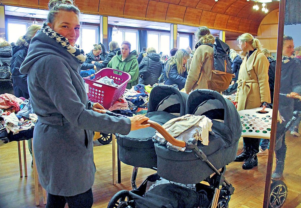 Michele Oelze aus Tangerhütte war mit ihren elf Wochen alten Zwillingen gekommen, um nach schönen Babysachen Ausschau zu halten.