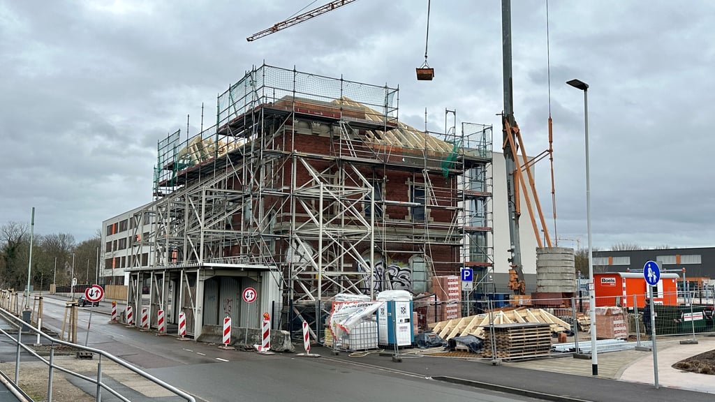 Die Fabrikantenvilla auf dem Holzplatz wird aufwendig saniert und umgebaut, damit dort der Kinderpflegedienst einziehen kann.