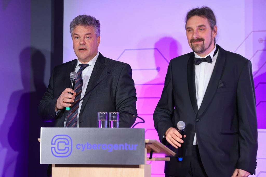 Daniel Mayer (l) und Christian Hummert, Geschäftsführer der Cyberagentur, sprechen zur Einweihung der neuen Räumlichkeiten.