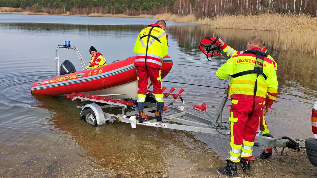 Die Wasserretter des ASB aus Aschersleben waren an einem See in Plötzky im Einsatz.