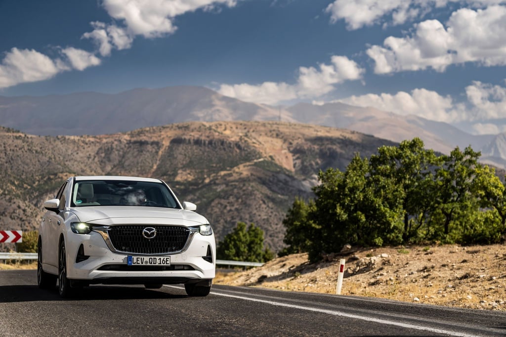 Ambitionen auf die Oberklasse: Mit einer Länge von 4,75 Metern, starken Antriebsvarianten und gehobener Ausstattung macht Mazda den CX-60 zu seinem neuen Flaggschiff.