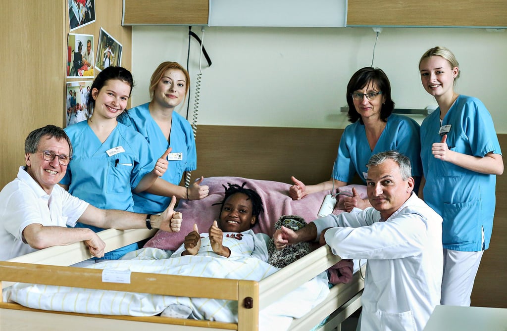 Ein großes Team kümmert sich im Basedow-Klinikum in Merseburg um Rosa. Der Verein Friedensdorf International hatte sie hierher vermittelt.