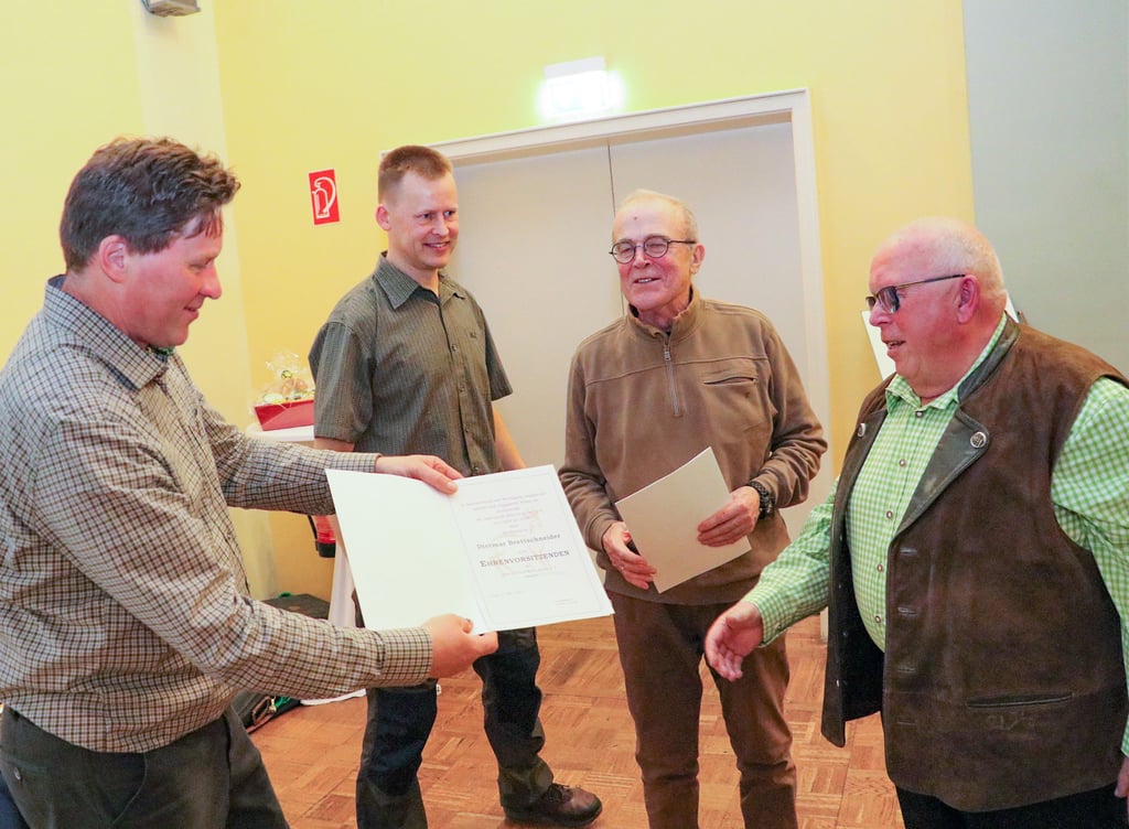 In der Jahreshauptversammlung der Jägerschaft Altkreis Jessen wurden den ehemaligen Chefs der Gemeinschaft, Dietmar Brettschneider (rechts) und Emil Motl (2.v.r.), die Urkunden überreicht, die ihnen bescheinigen, dass sie Ehrenvorsitzende sind. Falk Lösche (links) und Falk Rißmann überreichten die Dokumente.