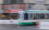 Eine Straßenbahn der Magdeburger Verkehrsbetriebe auf dem Weg durch die Innenstadt.