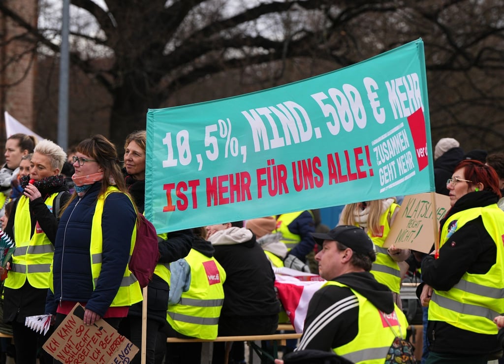 Teilnehmer eines Warnstreiks protestieren.