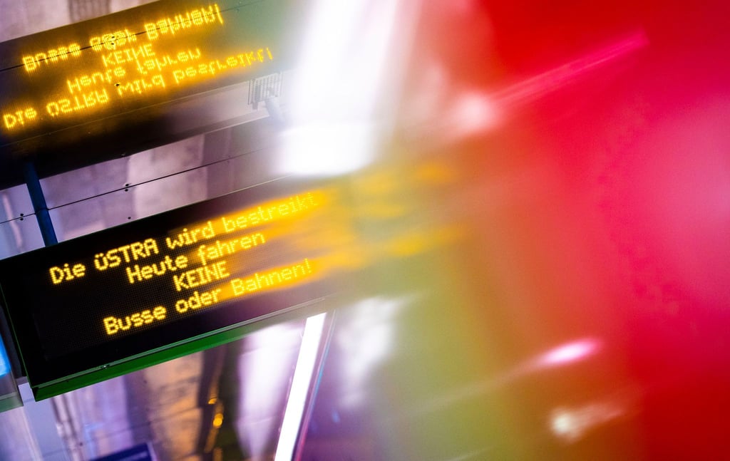 Eine Anzeigentafel weist auf den Ausfall von Bus und Bahn hin.