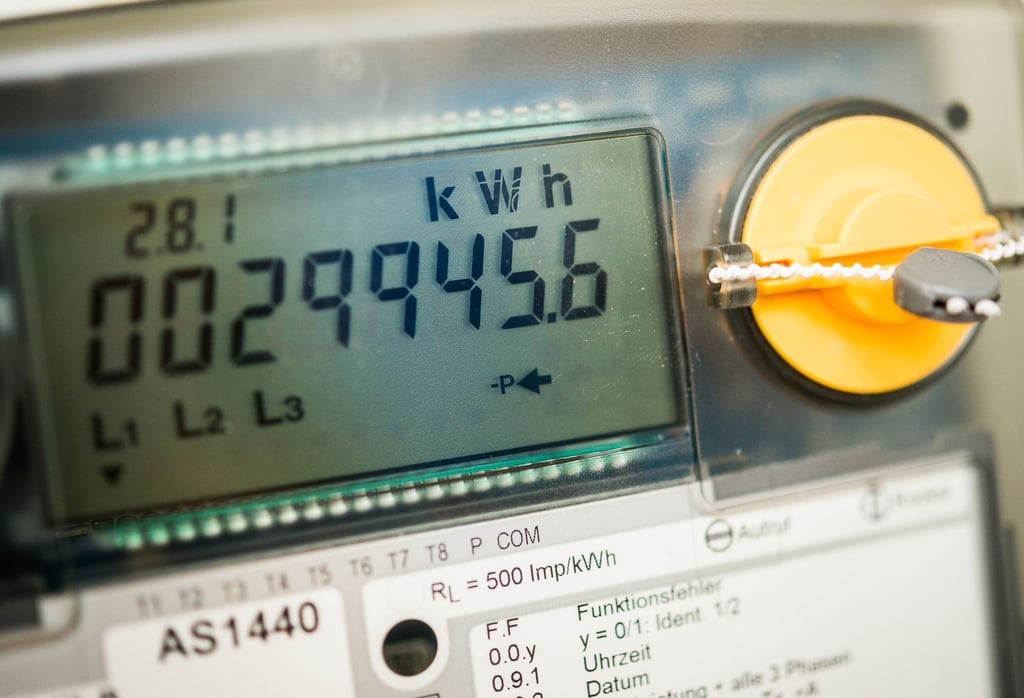 Ein Stromzähler zeigt den Verbrauch in Kilowattstunden an.