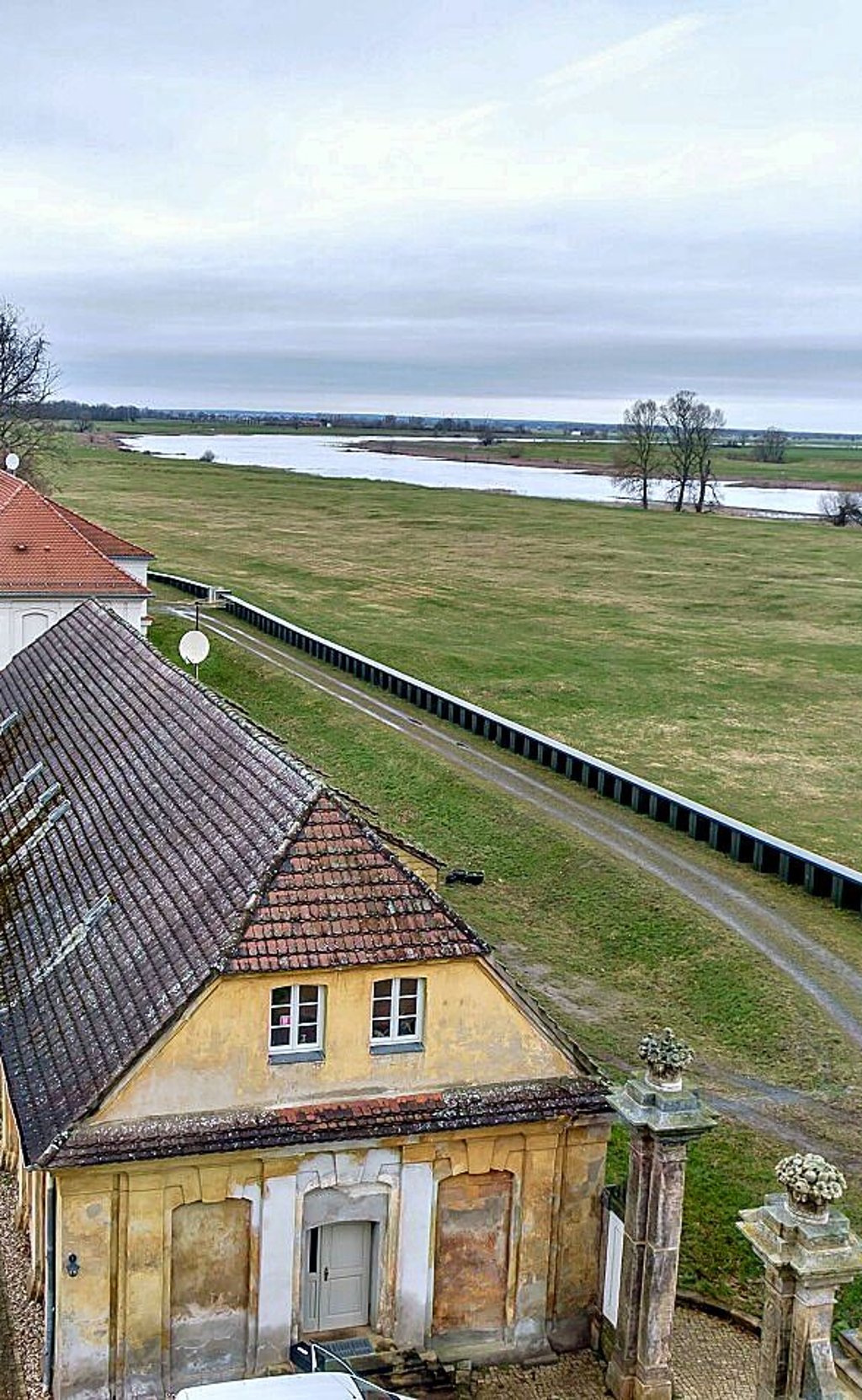 Spundwände entlang der Elbe schützen vor Hochwasser.