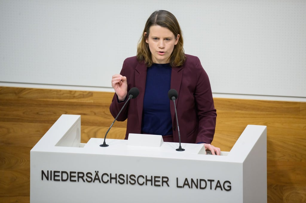 Julia Willie Hamburg (Grüne), Kultusministerin von Niedersachsen, spricht im niedersächsischen Landtag.