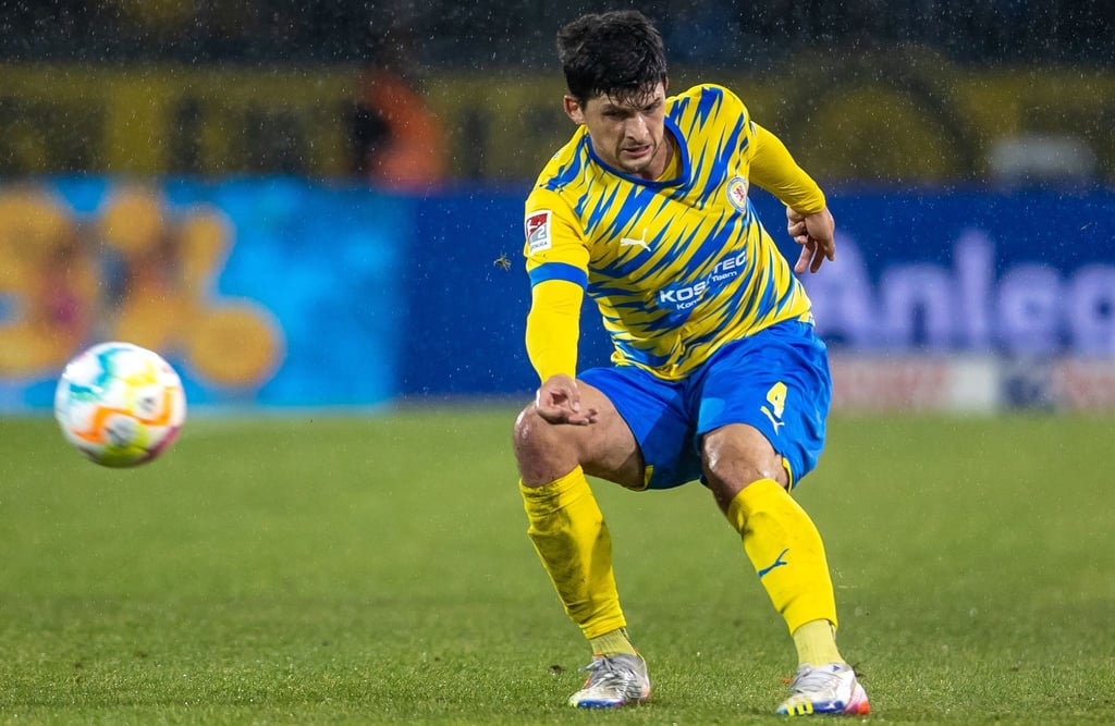 Jannis Nikolaou von Eintracht Braunschweig spielt den Ball.