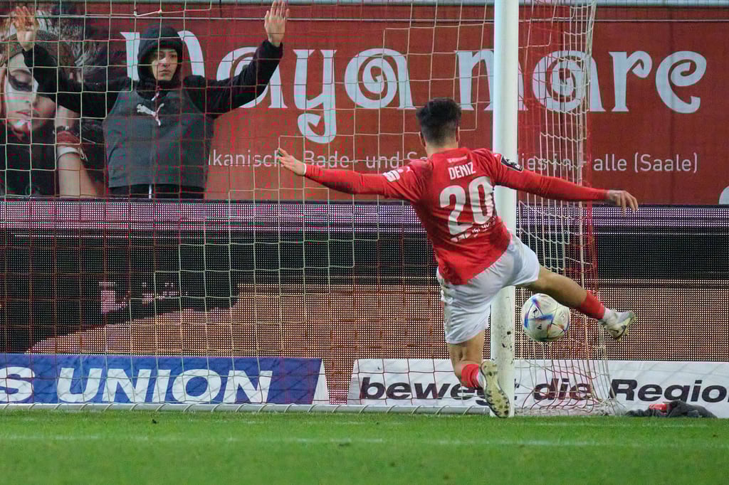 Tunay Deniz drückt den Ball zum 1:0 für den HFC über die Linie.