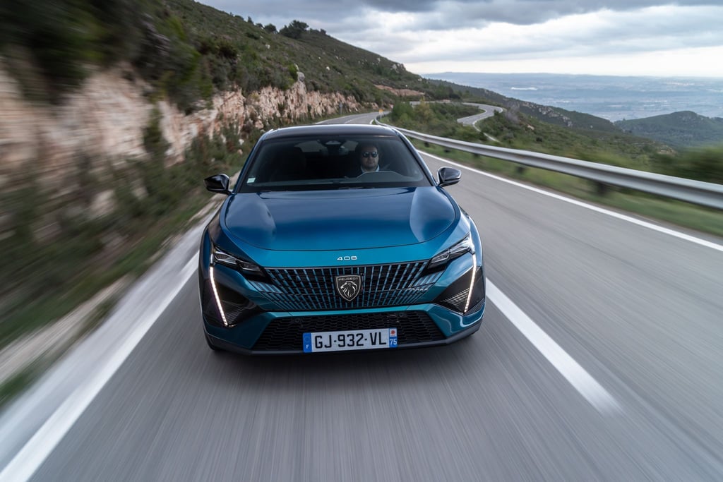 Die Motoren und die Technik im Innenraum teilt sich der 408 mit anderen Peugeot-Modellen. Durch Design und Format hebt er sich jedoch deutlich ab.