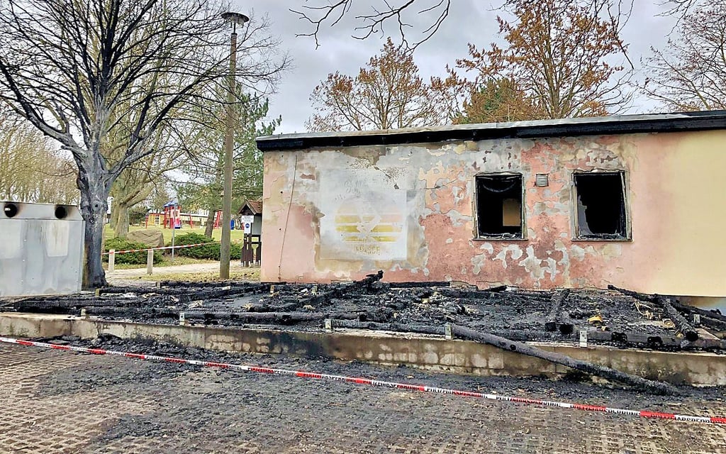 Das Sanitärgebäude der Hasse Roßbach ist bei dem Feuer am Sonntagabend schwer beschädigt worden.