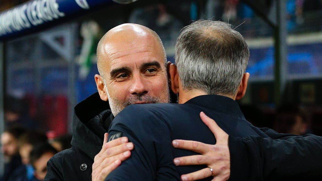 RB-Trainer Marco Rose (r.) in den Armen von Citys Trainer Pep Guardiola