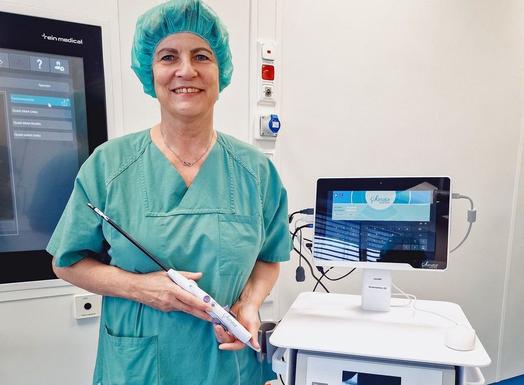 Dr. Kerstin Winkler erklärt, wie die neue Sonata-Methode mithilfe der Sonde in ihren Händen funktioniert.