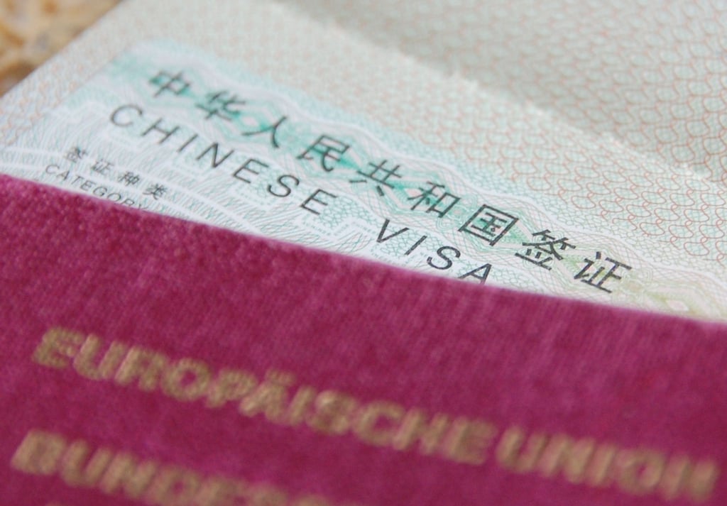 China beendet seine harte Corona-Politik und stellt auch für Touristen wieder Visa aus.