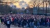 Vor rauchenden Schloten: Fans von RB Leipzig auf dem Weg zum Stadion.