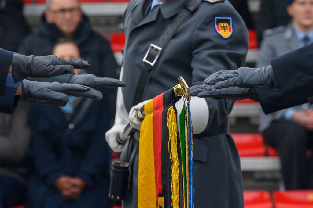 Soldaten legen am Donnerstag in Zeitz ein öffentliches Gelöbnis ab.