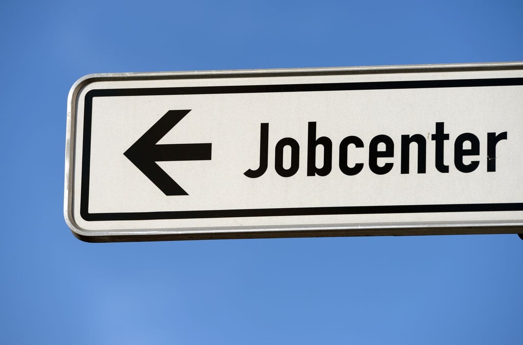Das Jobcenter hatte mit der Bearbeitung ihres Antrages getrödelt, sie klagte und bekommt nun das Geld dafür zurück. Der Verfassungsbeschwerde einer Hartz-IV-Empfängerin gab das Bundesverfassungsgericht nun Recht.