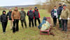 Wallhäuser Angler haben mit  ihrem Vereinschef Werner Schomburg (re.)  Müll an Helme und Eichgraben gesammelt. 