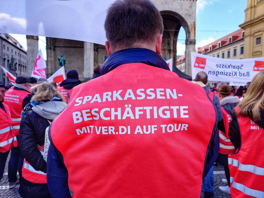 Verdi ruft Mitarbeiter der Sparkassen in Mitteldeutschland zum Warnstreik auf.