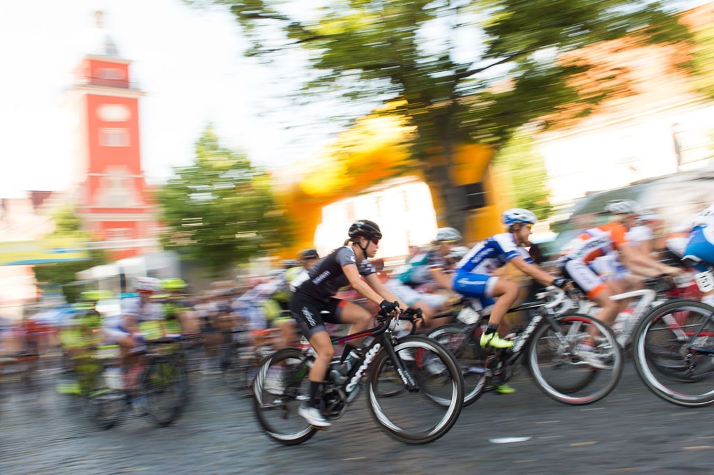 Die Teilnehmerinnen der Thüringen-Rundfahrt der Damen starten.